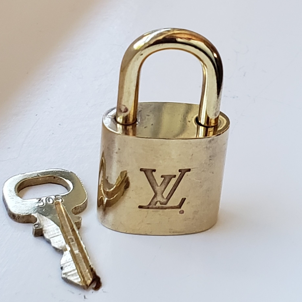 Louis Vuitton padlock, #305 (made before '09) Vintage, EUC! - Picture 12 of 12